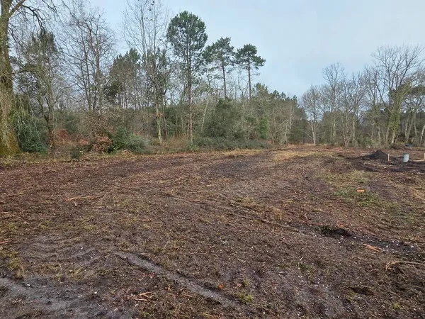 Terrain constructible à LA BREDE 825 M²