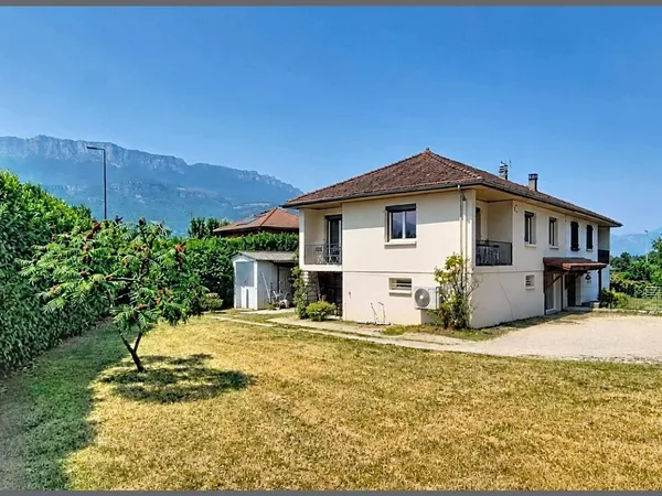 Vue, terrain de 923m² et fort potentiel