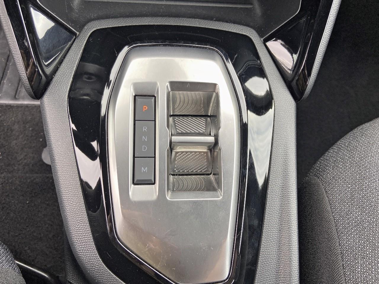Peugeot 2008 hybrid 136 e-dcs6 style — photo 17