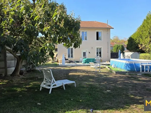 MAISON FAMILIALE AVEC 4 CHAMBRES ET GRAND TERRAIN
