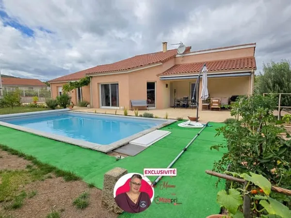 Maison individuelle en plain-pied de 184 m² avec jardin, garage et piscine