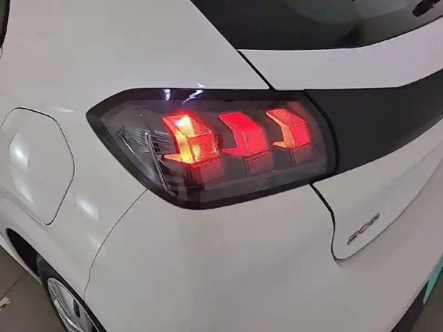 Peugeot 208 puretech 75 s&amp;s bvm5 — photo 42