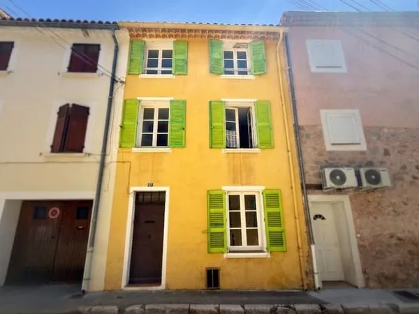 À VENDRE IMMEUBLE À RENOVER AVEC CAVE ET COUR À GONFARON