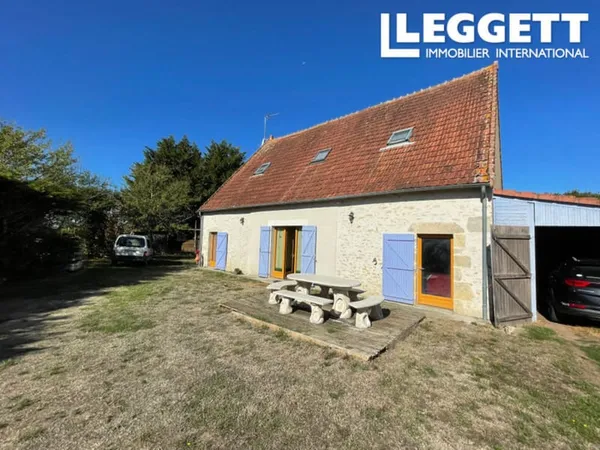 Grande maison de village de 5 chambres avec terrain, nombreuses dépendances et allée privée.