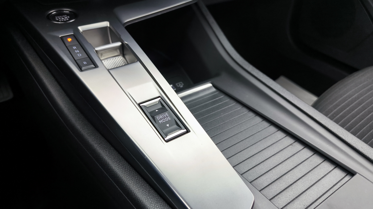 Peugeot 308 SW PHEV 180 e-EAT8 — photo 32