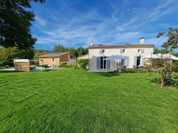 Belle rénovation pour cette maison en pierre avec psicine et