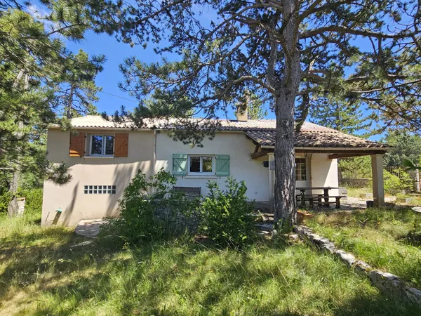 Caussols – Maison de campagne avec garage, atelier et grand terrain clos