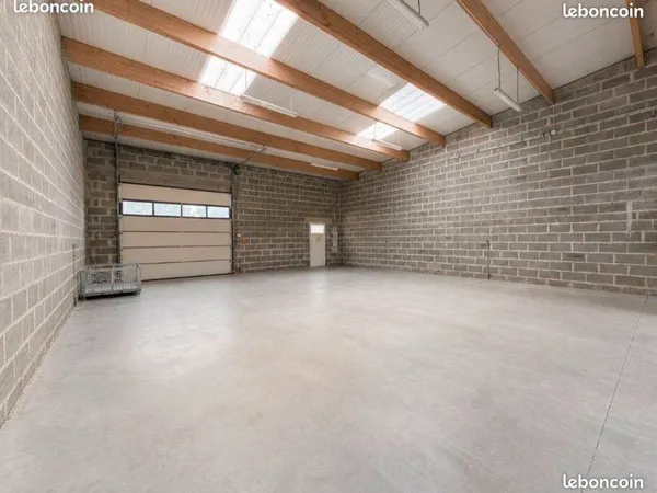 Local entrepôt professionnel de 220 m²