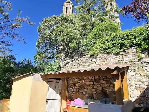 Maison de Maison de village avec terrasse et cuisine d'été, idéalement située au coeur du centre anc