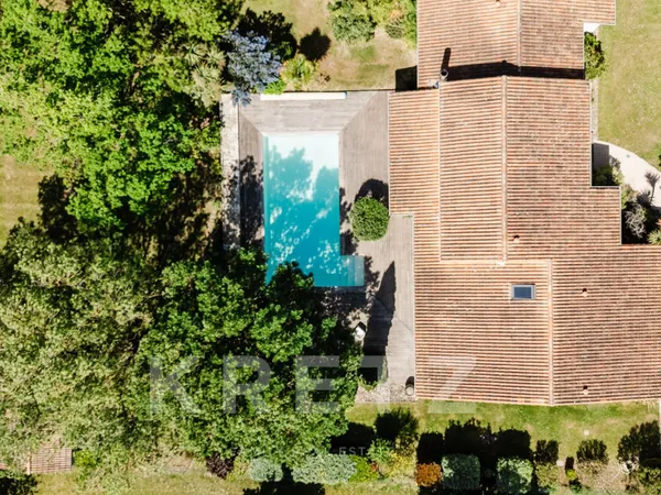 Villa d'architecte à vendre à Clermont-le-Fort avec piscine et beau terrain
