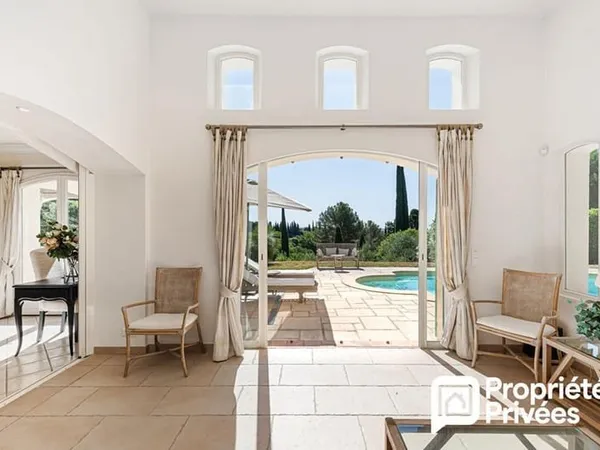 Villa de plain-pied avec grand garage et piscine au calme et vue dégagée