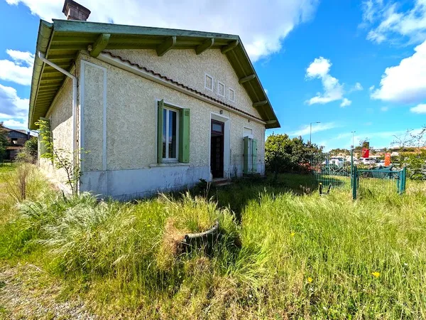 Ensemble immobilier (trois appartements, grande maison avec un plateau, dépendances)