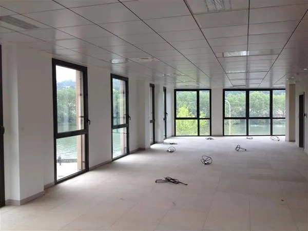Bureau 845 m²