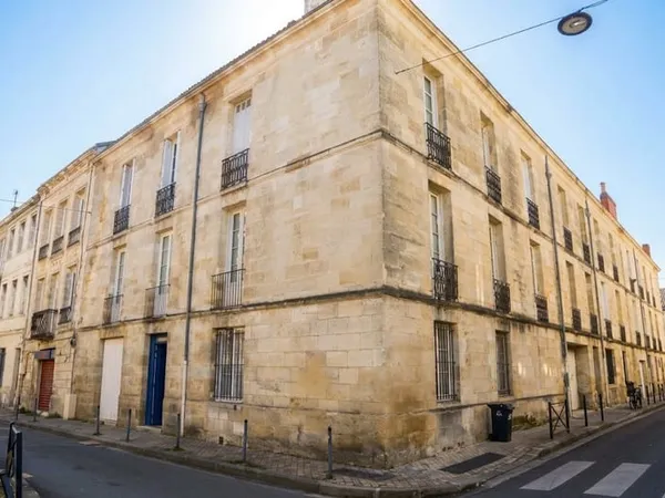 Bx Victoire - T2 (36m2) dans immeuble pierre -
