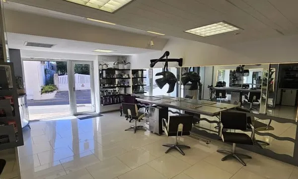 CESSION DE FONDS DE COMMERCE - SALON DE COIFFURE 70 M² ​Emplacement N°1 à La Moutonne (Commune de La