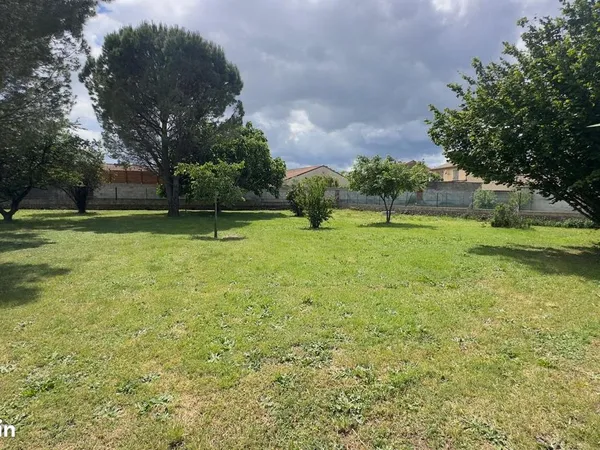 Terrain viabilisé et libre de construction 1049 m² avec canal sur terrain