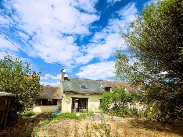 Dans un petit hmaeau : Maison de campagne avec dépendances, à rénover entièrement !
