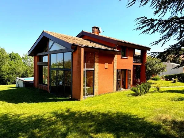 MAISON D'ARCHITECTE AVEC PISCINE JARDIN