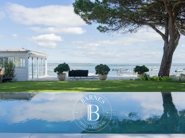VILLA ARCACHONNAISE D'EXCEPTION EN PREMIÈRE LIGNE AVEC PISCINE ET VUE SUR LE BASSIN, À ARCACHON