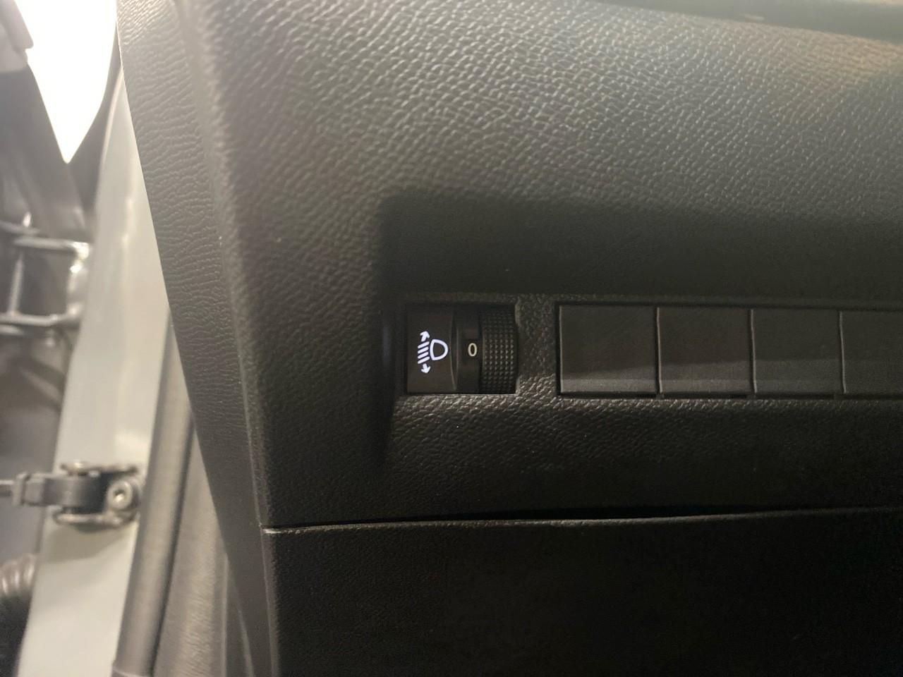 Peugeot 208 100 s&s bvm6 allure — photo 23