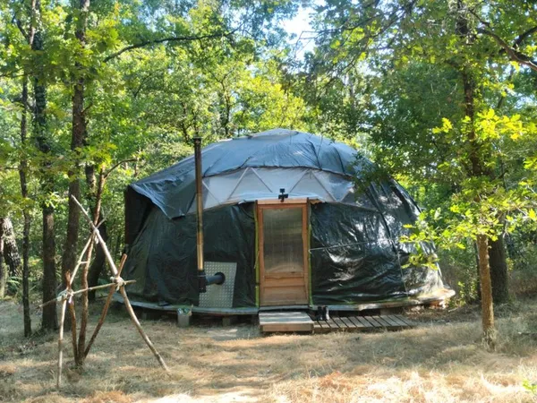 🌲 Forêt + dôme géodésique 🛖 yourte + 💧étang/ source d'eau