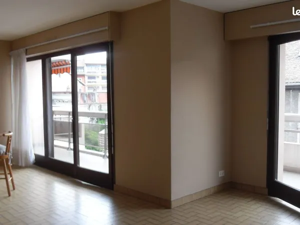 Appartement F2 - 52 m² - 2 grands balcons - cave. Proche gare - Thonon centre