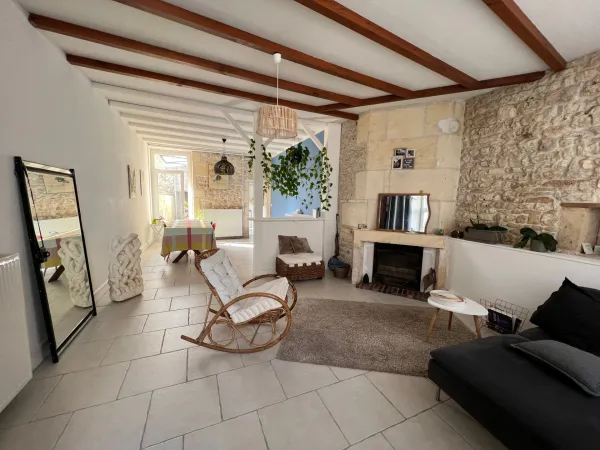 MAISON CENTRE DE BURIE TROIS CHAMBRES plus bureau avec entrée privative.