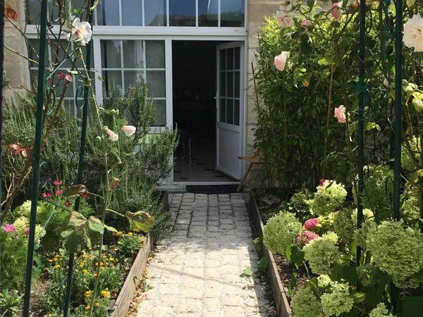 A louer petite maison en pierres 60 m2 avec piscine et jardin 9 kms de La Rochelle