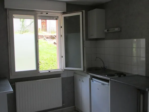 F1 30m² parking 330 + 80 en tout compris