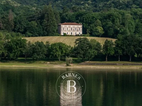 SAINT-FERRÉOL, MAISON DE CARACTÈRE DE 600M² AVEC VUE DOMINANTE SUR LE LAC, PARC 7,5HA