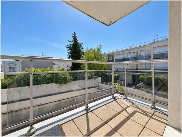 Appartement 3 pièces à louer à Savigny-sur-Orge avec terrasse et parkings