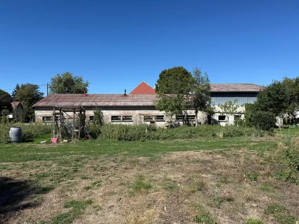 Terrain à bâtir avec hangar et ancienne étable