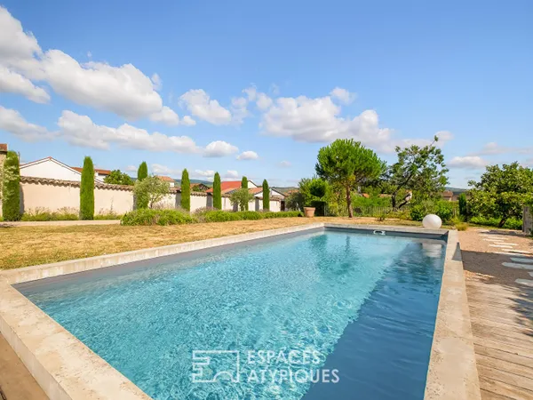 Maison de caractère rénovée avec piscine et jardin paysagé