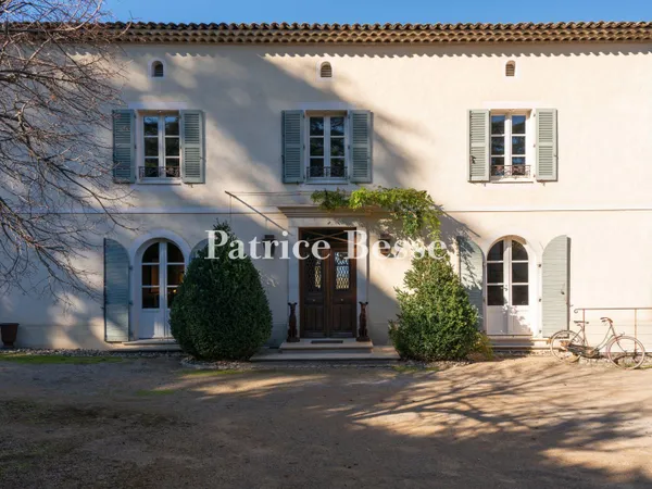 À moins de 1 h de Lyon, dominant la plaine du Forez, une maison, une villa et un lodge, dans un parc