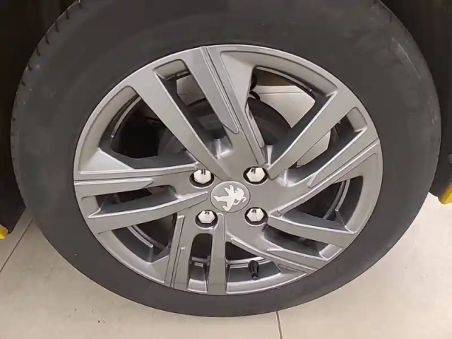 Peugeot 208 puretech 75 s&amp;s bvm5 — photo 13