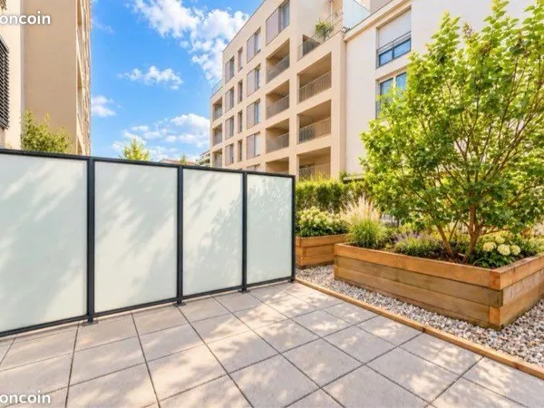 À 10 m du métro, terrasse de 15 m², au calme