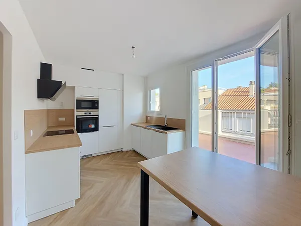 Appartement F3 entièrement rénové de 100m³ avec terrase , ascenseur et garage