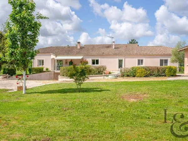 Agréable maison en bord de Lot avec piscine et terrain d'environ 5 495 m² à Casseneuil