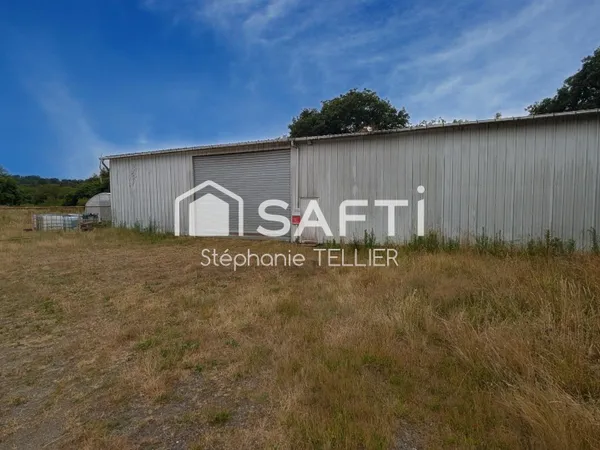Sur le Secteur de Callac Terrain avec une partie constructible + hangar