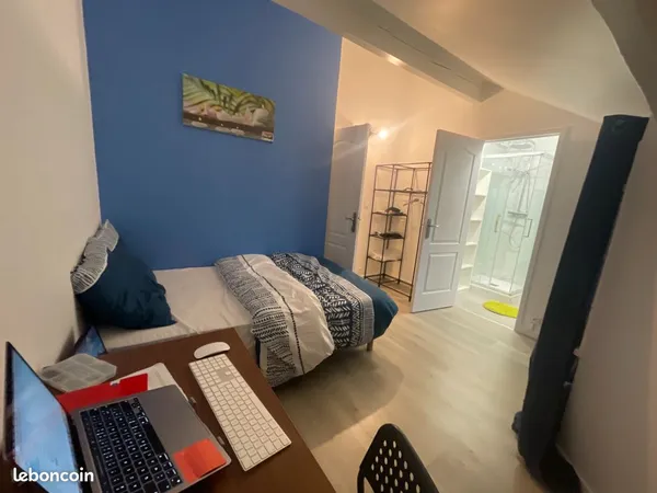 Chambre avec SALLE de BAIN privative en collocation tout confort dans Appartement Duplex à 7 min à p