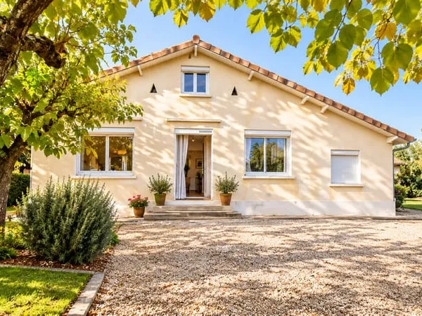 Maison de charme avec grand terrain arboré, 3 chambres et hangar