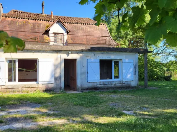 241300 Maison Bosset 5 pièces de plain pied 103 m2 à rénover sur parcelle de 2237 m²