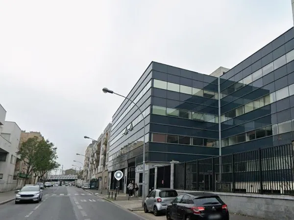 Immeuble moderne de bureaux ERP 3 à côté du Stade de France à vendre ou à louer