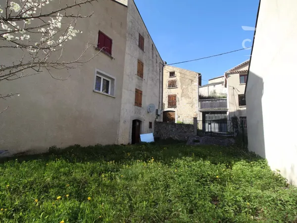 A vendre maison de village en grande partie rénovée avec jardin