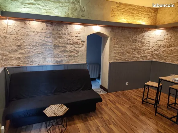 Souillac centre studio 30 m2 eau + elect comprise