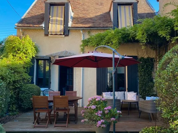 Maison de ville avec jardin et terrasse, proche du centre