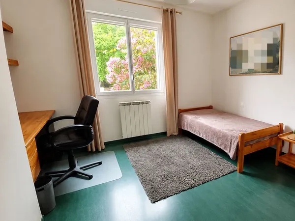 Grande chambre meublée en colocation chez l'habitant