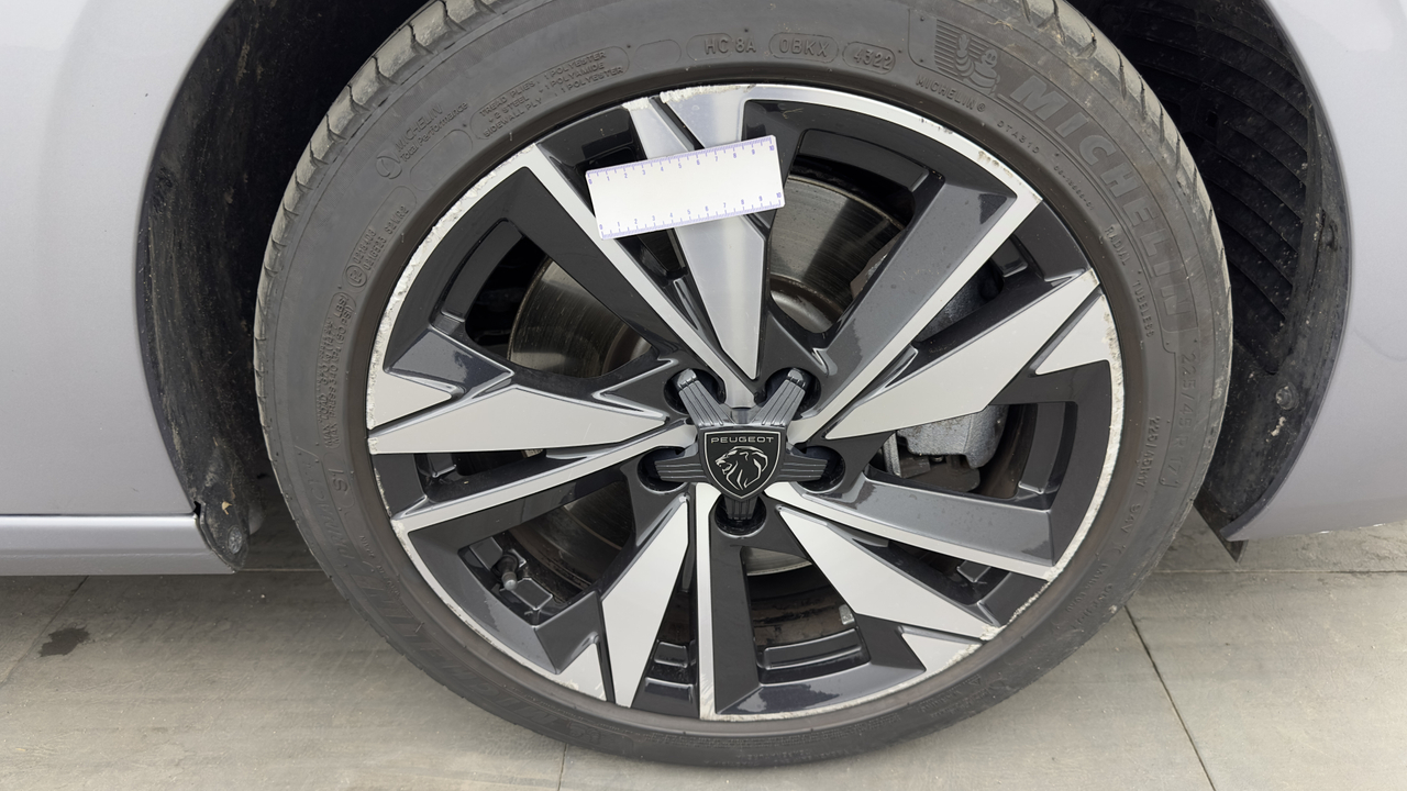 Peugeot 308 SW PHEV 180 e-EAT8 — photo 35