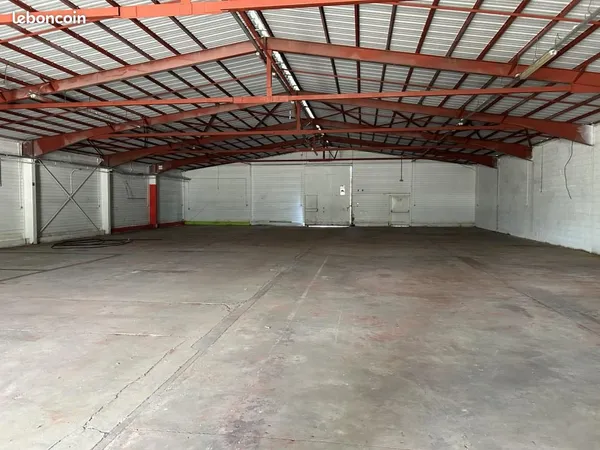 Local d'activité 696 m²