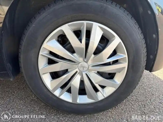 Peugeot 208 1.2 puretech 75ch s&amp;s like 2023 — photo 11